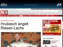 Bild zum Artikel: Was für ein Fang! - Hrubesch angelt Riesen-Lachs