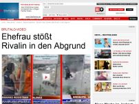 Bild zum Artikel: Brutalo-Video - Ehefrau stößt Rivalin über die Klippe