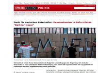 Bild zum Artikel: Dank für deutschen Botschafter: Demonstranten in Sofia stürzen 'Berliner Mauer'