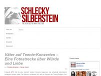 Bild zum Artikel: Väter auf Teenie-Konzerten – Eine Fotostrecke über Würde und Liebe