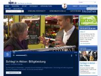 Bild zum Artikel: Schlegl in Aktion: Billigkleidung