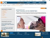 Bild zum Artikel: Generalaudienz im Rom - 
Papst Franziskus und der entstellte Mann