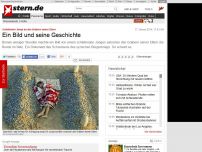 Bild zum Artikel: Schlafender Junge an den Gräbern seiner Eltern: Ein Bild und seine Geschichte