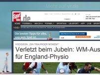 Bild zum Artikel: WM-Aus für England-Physio, Hodgson: „Trauriger Moment“ Der englische Physiotherapeut Gary Lewin hat sich derart ausgelassen über das Tor seiner Mannschaft gefreut, dass er sich dabei am Fuß verletzte. »