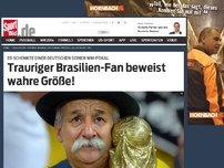 Bild zum Artikel: Trauriger Brasilien-Fan beweist wahre Größe! Millionen TV-Zuschauer sahen, wie sich Brasilien-Fan Clovis Acosta Fernandes an seinen Pokal klammerte. Nach der Partie bewies er wahre Größe. »