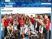 Bild zum Artikel: Schlusslicht: Zwölf Freunde sollt ihr sein - Politiker und Fußball