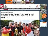 Bild zum Artikel: Die Nummer eins, die Nummer eins... Deutschlands Fußball-Weltmeister führen zum ersten Mal seit 20 Jahren wieder die Fifa-Weltrangliste an. Zweiter ist Final-Gegner Argentinien. »