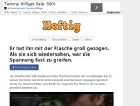 Bild zum Artikel: Er hat ihn mit der Flasche groß gezogen. Als sie sich wiedersahen, war die Spannung fast zu greifen.