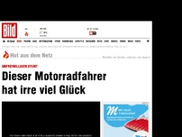 Bild zum Artikel: Unfreiwilliger Stunt - Dieser Motorradfahrer hat irre viel Glück