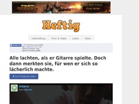 Bild zum Artikel: Alle lachten, als er Gitarre spielte. Doch dann merkten sie, für wen er sich so lächerlich machte.