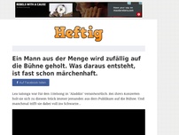 Bild zum Artikel: Ein Mann aus der Menge wird zufällig auf die Bühne geholt. Was daraus entsteht, ist fast schon...