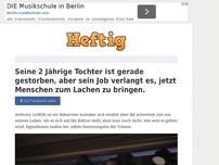 Bild zum Artikel: Seine 2 Jährige Tochter ist gerade gestorben, aber sein Job verlangt es, jetzt Menschen zum...