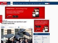 Bild zum Artikel: Unter Beschuss - Präsident Gauck wird mit Eiern und Tomaten beworfen