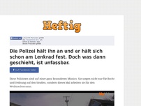 Bild zum Artikel: Die Polizei hält ihn an und er hält sich schon am Lenkrad fest. Doch was dann geschieht, ist...