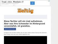 Bild zum Artikel: Diese Tochter will ein Lied aufnehmen. Aber was ihre Schwester im Hintergrund veranstaltet, ist...