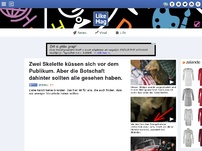 Bild zum Artikel: Zwei Skelette küssen sich vor dem Publikum. Aber die Botschaft dahinter sollten alle gesehen haben.