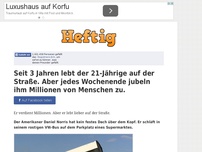 Bild zum Artikel: Seit 3 Jahren lebt der 21-Jährige auf der Straße. Aber jedes Wochenende jubeln ihm Millionen von...