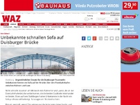 Bild zum Artikel: Unbekannte befestigen ein Sofa(!) auf Duisburger Brücke