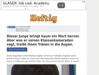 Bild zum Artikel: Dieser Junge bringt kaum ein Wort hervor. Aber was er seinen Klassenkameraden sagt, treibt ihnen...