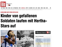 Bild zum Artikel: Bewegende Geste - Kinder von toten Soldaten laufen mit Hertha-Stars auf
