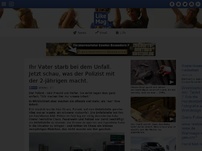 Bild zum Artikel: Ihr Vater starb bei dem Unfall. Jetzt schau, was der Polizist mit der 2-jährigen macht.