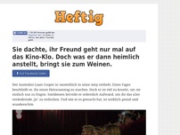 Bild zum Artikel: Sie dachte, ihr Freund geht nur mal auf das Kino-Klo. Doch was er dann heimlich anstellt, bringt...