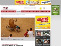 Bild zum Artikel: Umstrittene Mutproben in Pamplona: Bulle spießt Männer bei Stierhatz auf