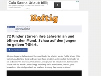 Bild zum Artikel: 72 Kinder starren ihre Lehrerin an und öffnen den Mund. Schau auf den Jungen im gelben T-Shirt.