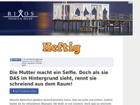 Bild zum Artikel: Die Mutter macht ein Selfie. Doch als sie DAS im Hintergrund sieht, rennt sie schreiend aus dem...