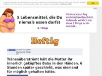 Bild zum Artikel: Tränenüberströmt hält die Mutter den abgetrennten Kopf ihres Baby in den Händen. 6 Stunden...