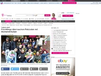 Bild zum Artikel: Herne: Flüchtlinge überraschen Polizisten mit Blumen