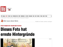 Bild zum Artikel: Vater und Schwiegerfreund - Dieses Foto hat ernste Hintergründe