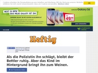 Bild zum Artikel: Als die Polizistin ihn schlägt, bleibt der Bettler ruhig. Aber das Kind im Hintergrund bringt...