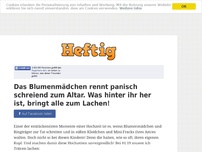 Bild zum Artikel: Das Blumenmädchen rennt panisch schreiend zum Altar. Was hinter ihr her ist, bringt alle zum Lachen!