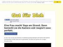 Bild zum Artikel: Eine Frau macht Yoga am Strand. Dann bemerkt sie die Kamera und reagiert sooo perfekt.