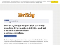 Bild zum Artikel: Dieser 3-Jährige weigert sich das Baby aus dem Arm zu geben. 68 Mio. sind bei diesem...