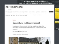 Bild zum Artikel: Clausnitz: Begrüßung mit Klammergriff