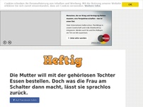 Bild zum Artikel: Die Mutter will mit der gehörlosen Tochter Essen bestellen. Doch was die Frau am Schalter dann...