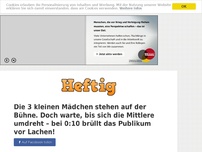 Bild zum Artikel: Die 3 kleinen Mädchen stehen auf der Bühne. Doch warte, bis sich die Mittlere umdreht – bei 0:10...