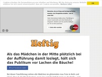 Bild zum Artikel: Als das Mädchen in der Mitte plötzlich bei der Aufführung damit loslegt, hält sich das Publikum...