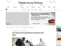 Bild zum Artikel: Der Papst wäscht geflohenen Muslimen die Füße