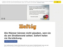 Bild zum Artikel: Die Männer können nicht glauben, wen sie da am Straßenrand sehen. Sofort holen sie Verstärkung.