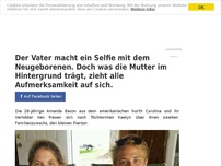 Bild zum Artikel: Der Vater macht ein Selfie mit dem Neugeborenen. Doch was die Mutter im Hintergrund trägt, zieht...