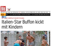 Bild zum Artikel: Auf einem Dorfplatz - Italien-Star Buffon kickt mit Kindern