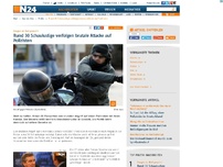 Bild zum Artikel: Zeugen in Kiel gesucht - 
Rund 30 Schaulustige verfolgen brutale Attacke auf Polizisten