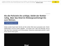 Bild zum Artikel: Als die Polizistin ihn schlägt, bleibt der Bettler ruhig. Aber das Kind im Hintergrund bringt ihn zum Weinen.