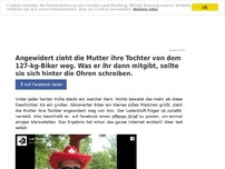 Bild zum Artikel: Angewidert zieht die Mutter ihre Tochter von dem 127-kg-Biker weg. Was er ihr dann mitgibt, sollte sie sich hinter die Ohren schreiben.