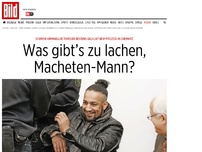 Bild zum Artikel: Gute Laune beim Prozess - Was gibt’s zu lachen, Macheten-Mann?