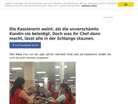 Bild zum Artikel: Die Kassiererin weint, als die unverschämte Kundin sie beleidigt. Doch was ihr Chef dann macht, lässt alle in der Schlange staunen.