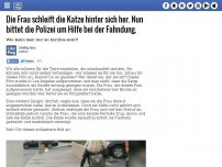 Bild zum Artikel: Die Frau schleift die Katze hinter sich her. Nun bittet die Polizei um Hilfe bei der Fahndung.